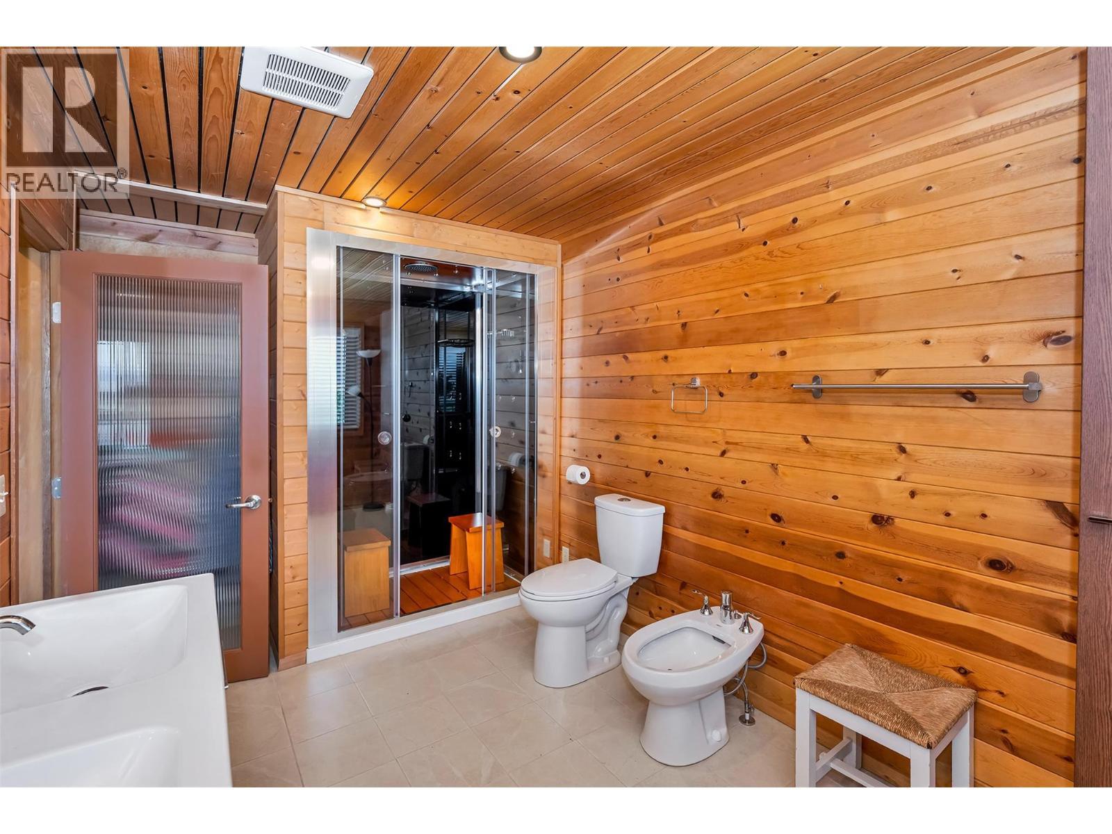 460 Crestview Drive, Coldstream, BC - Indoor Photo Showing Bathroom