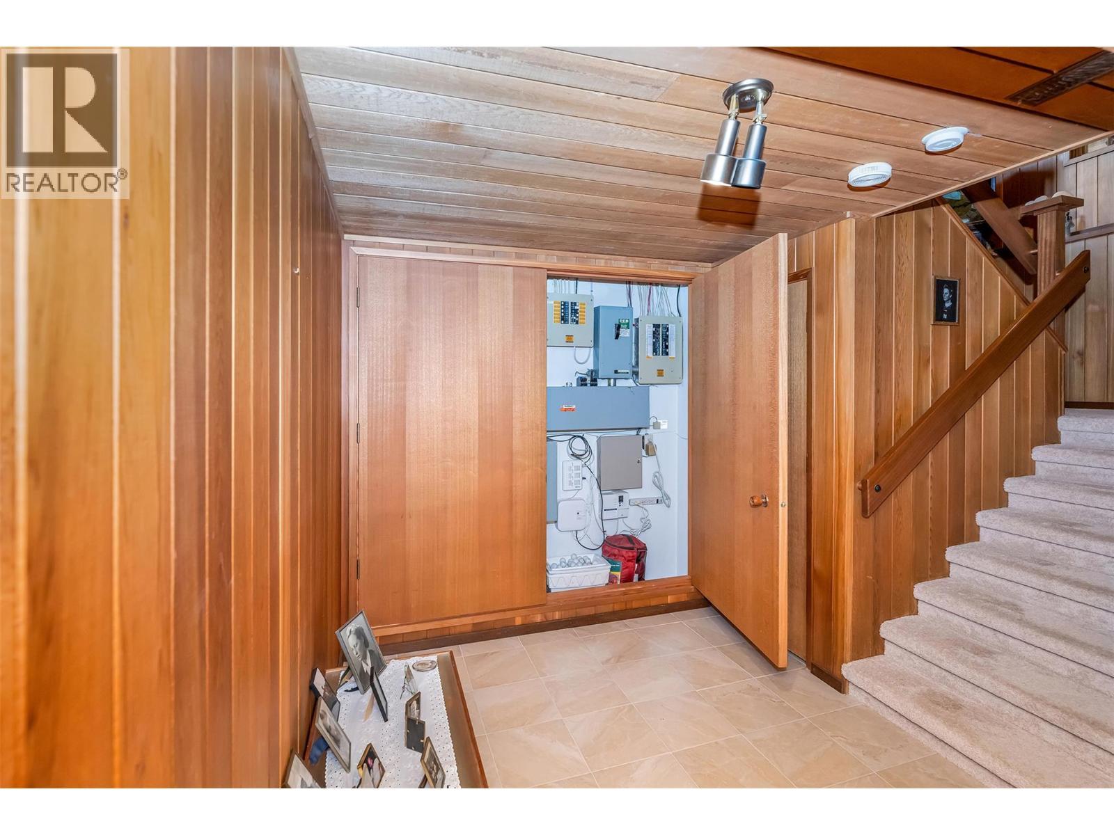 460 Crestview Drive, Coldstream, BC - Indoor Photo Showing Other Room