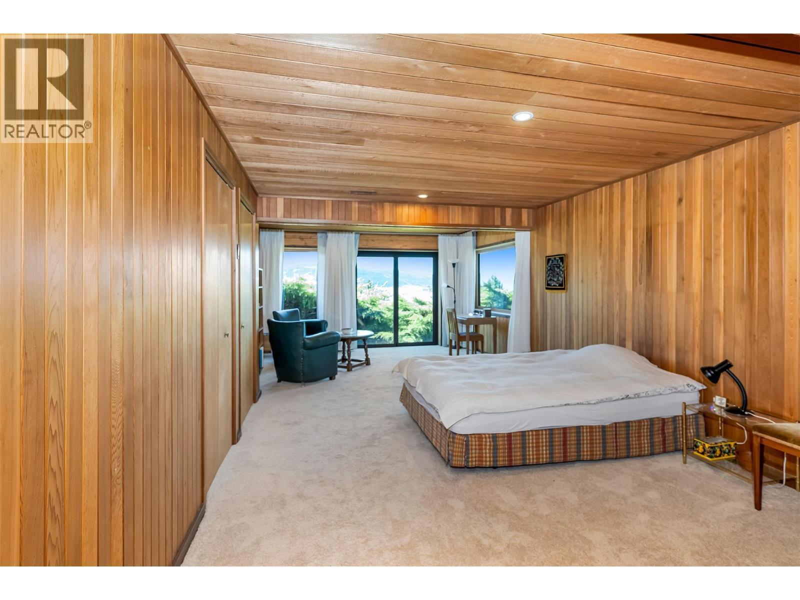 460 Crestview Drive, Coldstream, BC - Indoor Photo Showing Bedroom