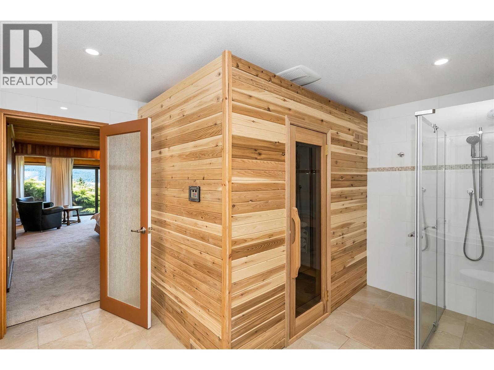 460 Crestview Drive, Coldstream, BC - Indoor Photo Showing Other Room