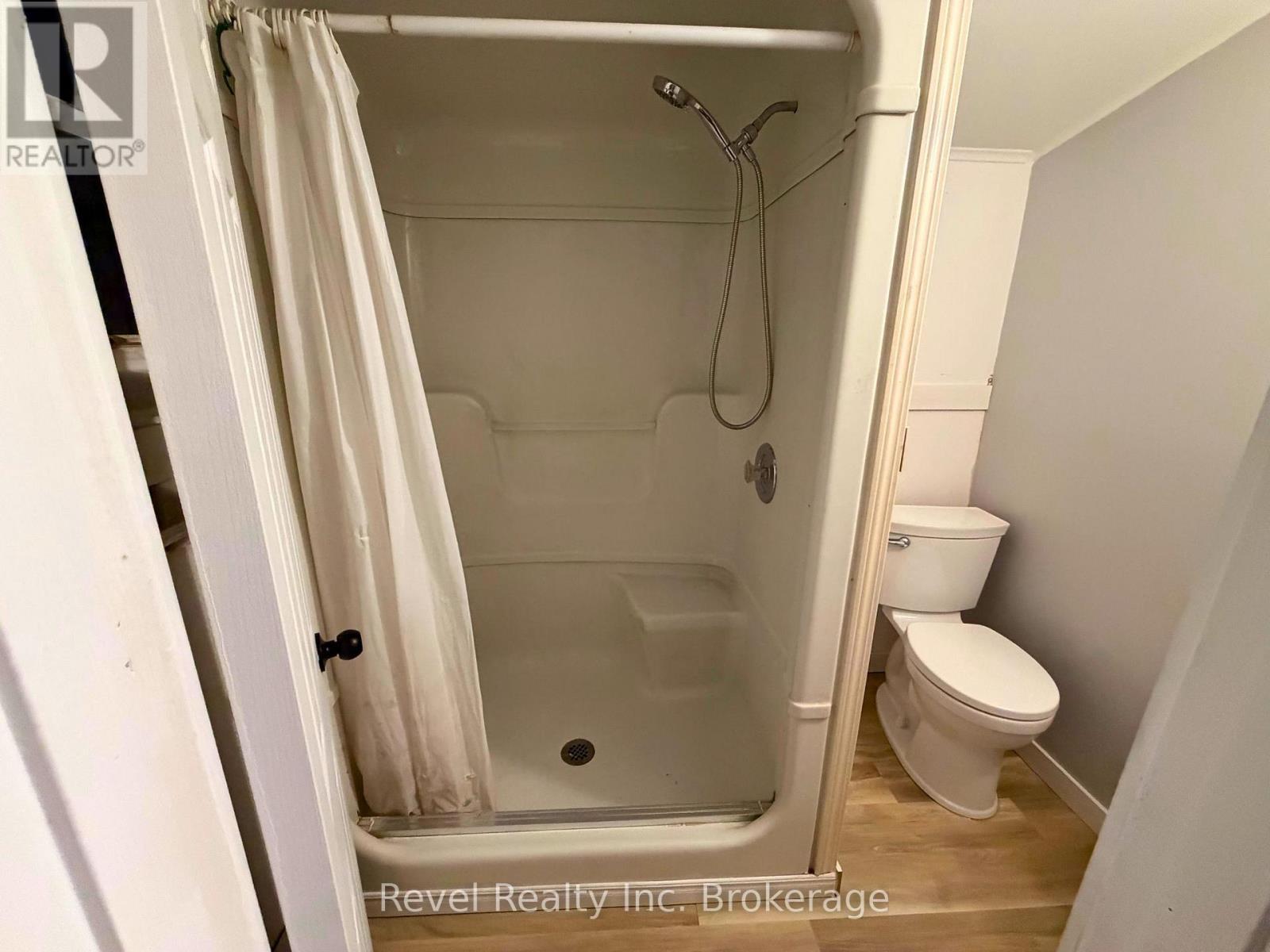 143 Mill Street, Woodstock (Woodstock - South), ON - Indoor Photo Showing Bathroom