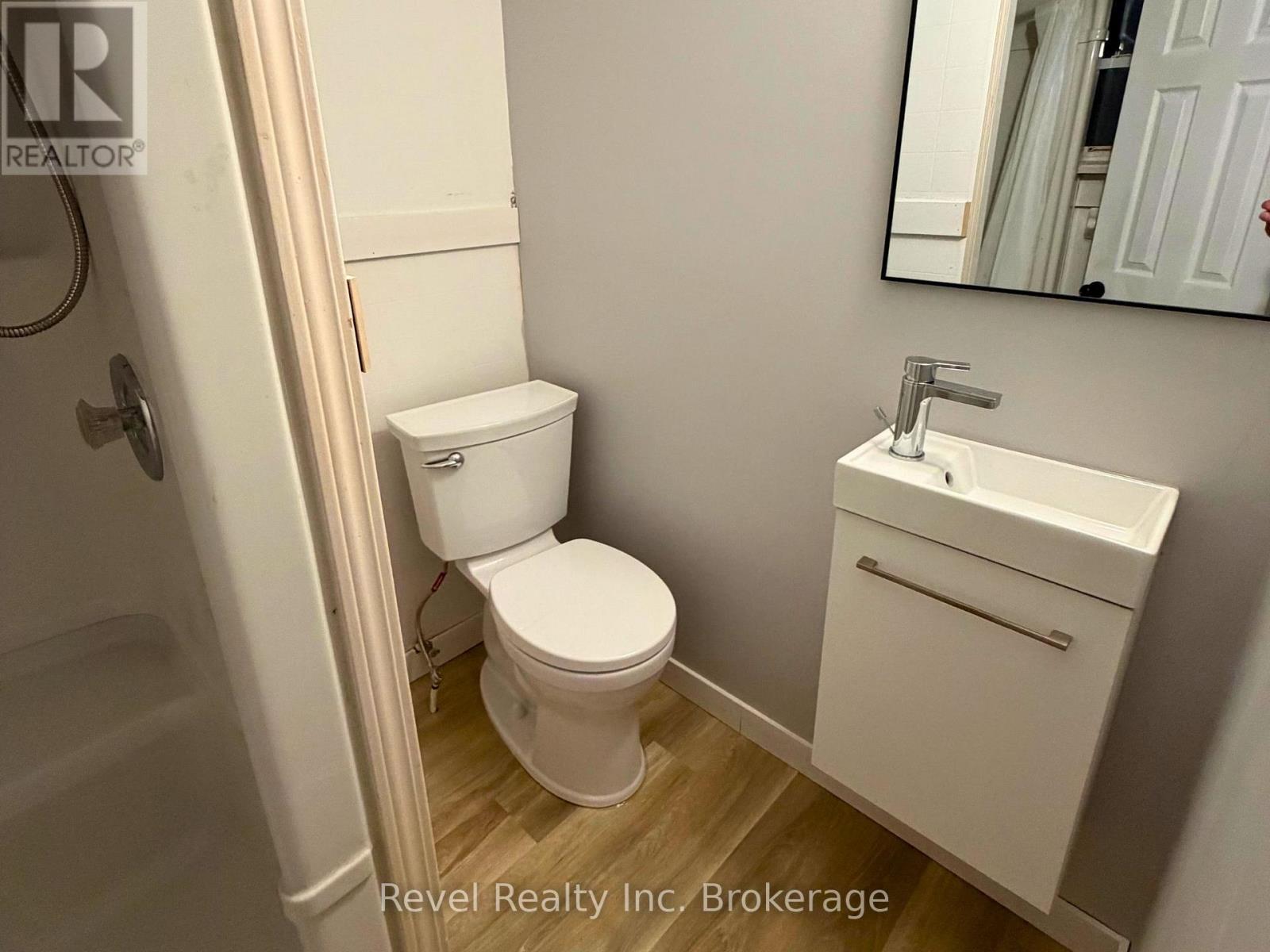 143 Mill Street, Woodstock (Woodstock - South), ON - Indoor Photo Showing Bathroom