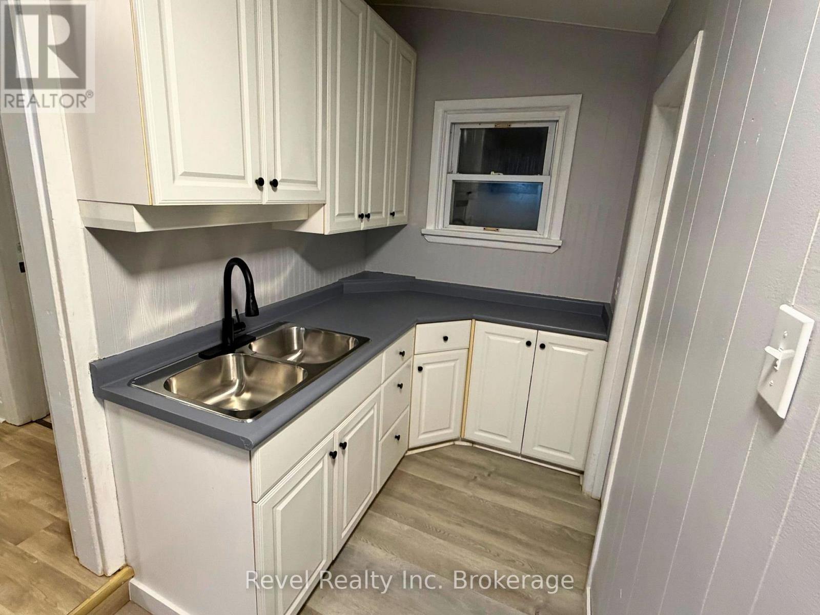 143 Mill Street, Woodstock (Woodstock - South), ON - Indoor Photo Showing Kitchen With Double Sink