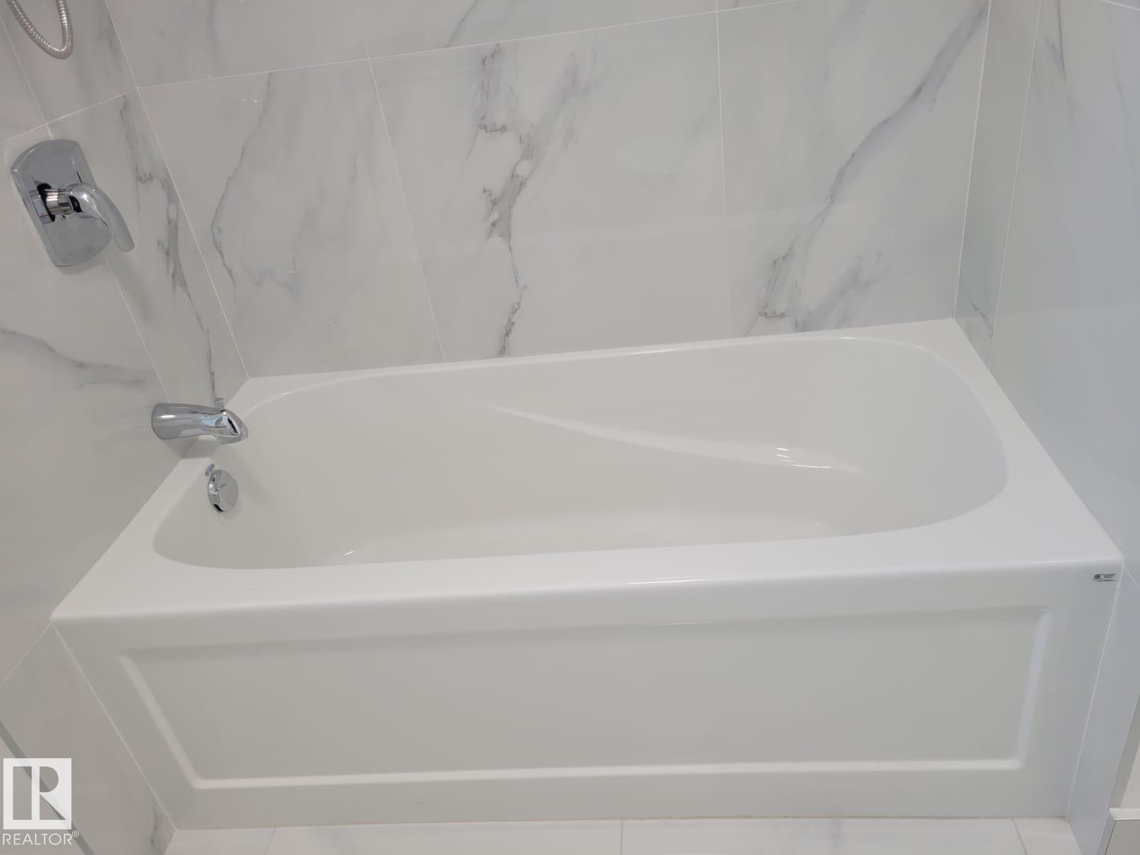 15112 72 St Nw, Edmonton, AB - Indoor Photo Showing Bathroom