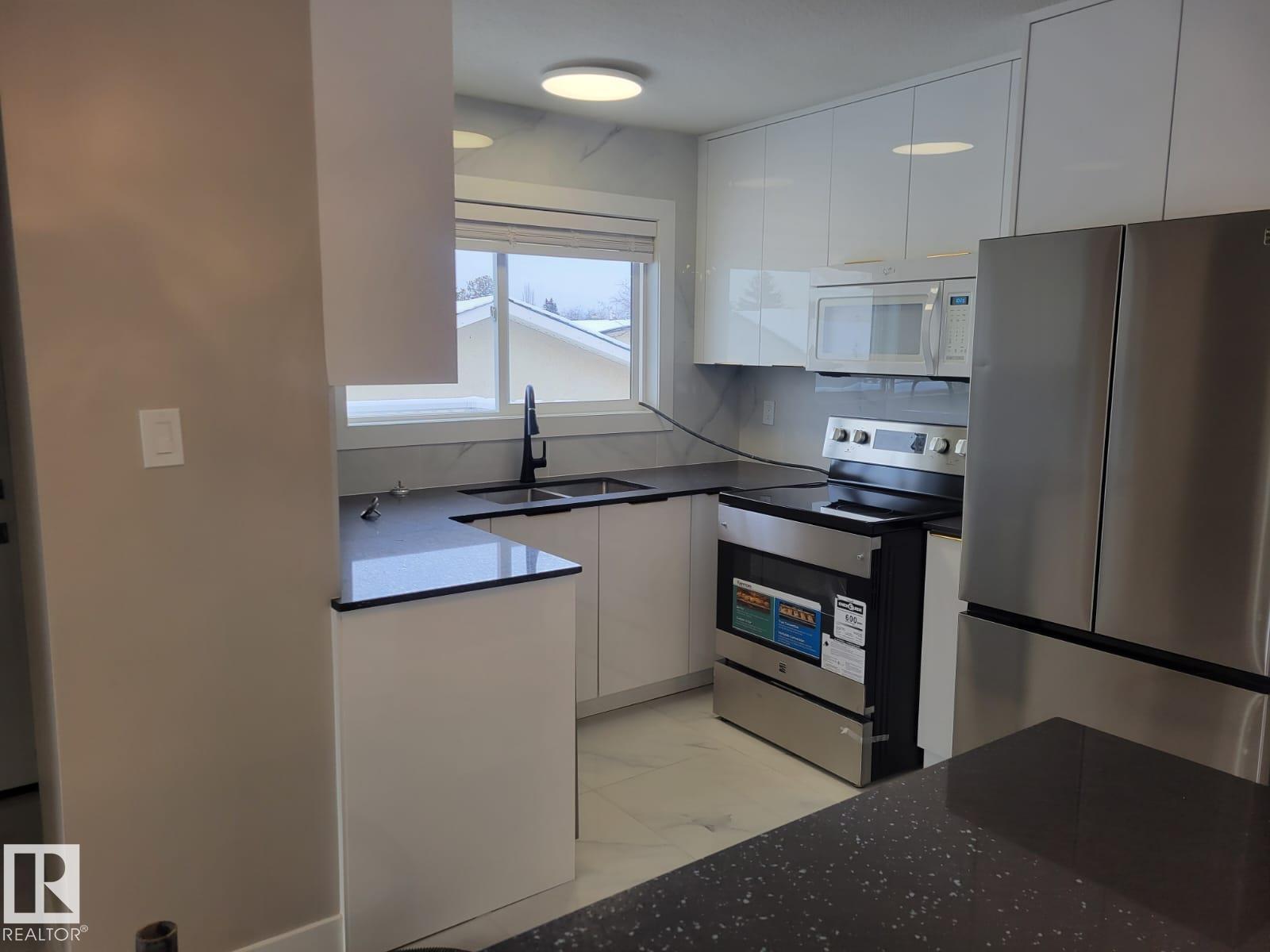 15112 72 St Nw, Edmonton, AB - Indoor Photo Showing Kitchen With Double Sink