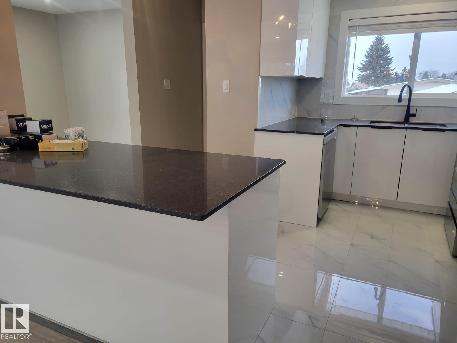 15112 72 St Nw, Edmonton, AB - Indoor Photo Showing Kitchen