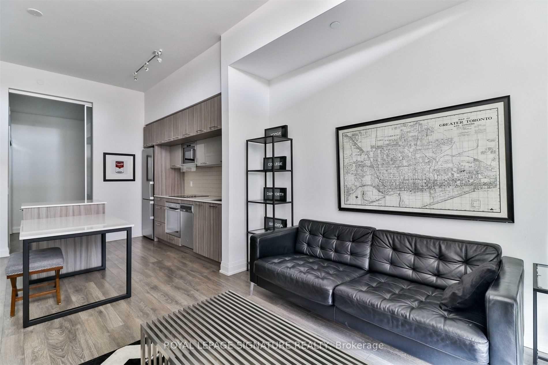 112-4800 Highway 7 Highway, Vaughan, ON - Indoor Photo Showing Living Room