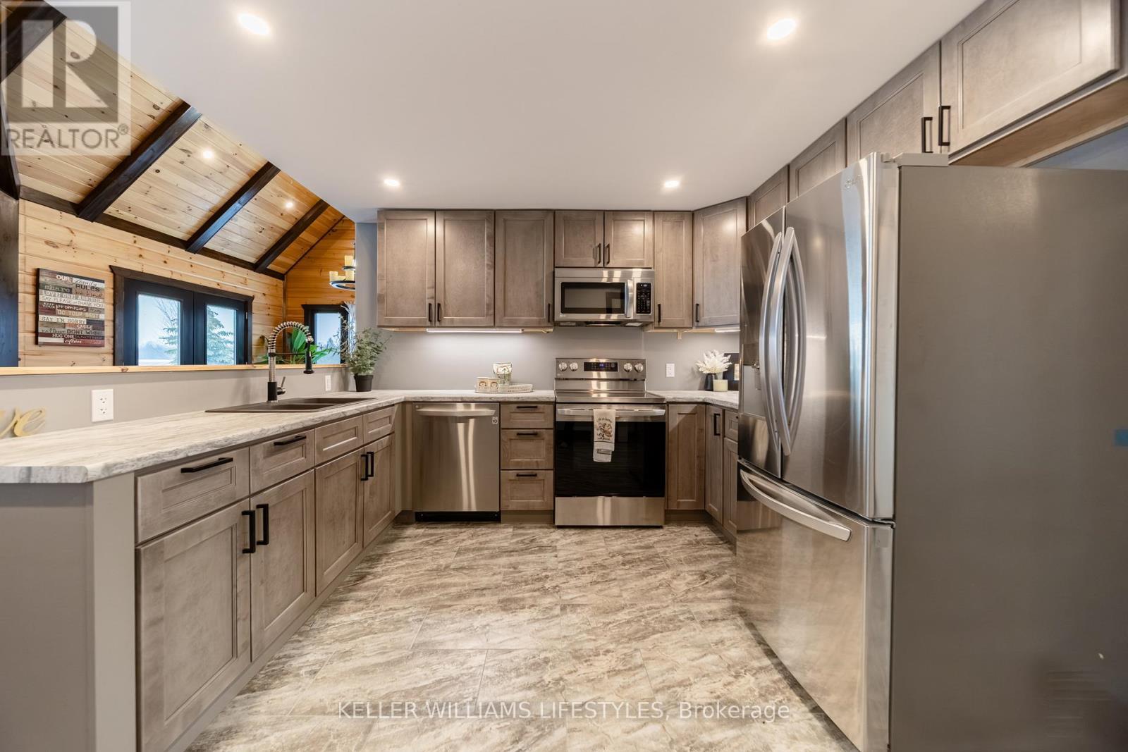 36007 Gore Road, South Huron (Stephen), ON - Indoor Photo Showing Kitchen With Upgraded Kitchen