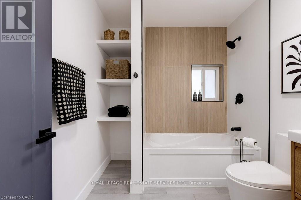 8 Whitfield Avenue, Hamilton, ON - Indoor Photo Showing Bathroom