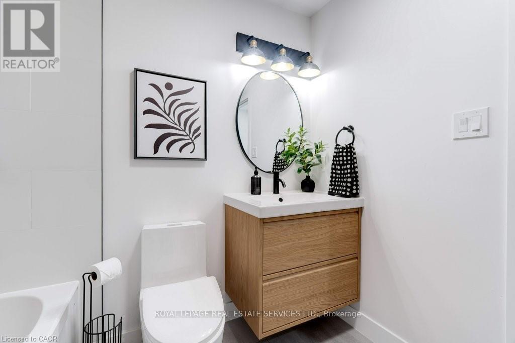 8 Whitfield Avenue, Hamilton, ON - Indoor Photo Showing Bathroom