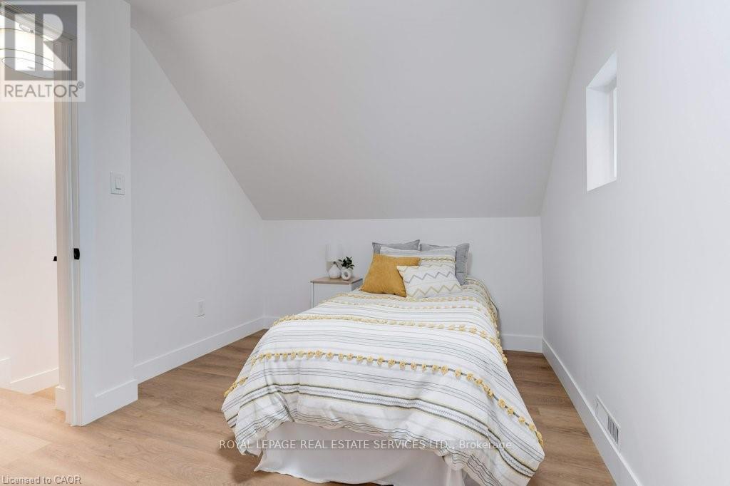 8 Whitfield Avenue, Hamilton, ON - Indoor Photo Showing Bedroom