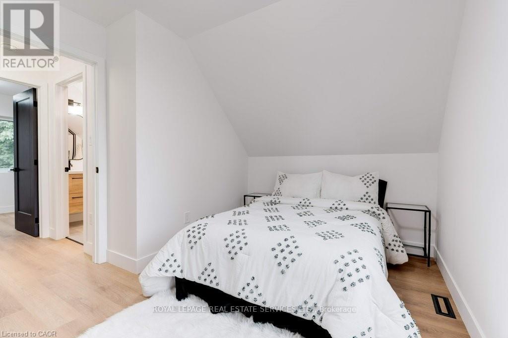 8 Whitfield Avenue, Hamilton, ON - Indoor Photo Showing Bedroom