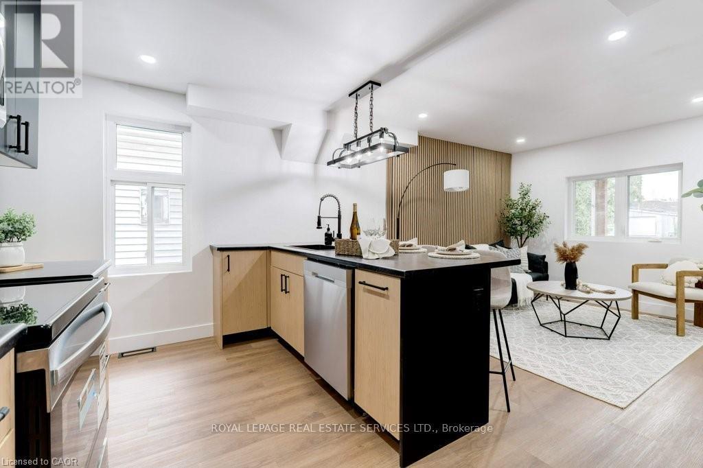 8 Whitfield Avenue, Hamilton, ON - Indoor Photo Showing Kitchen With Upgraded Kitchen