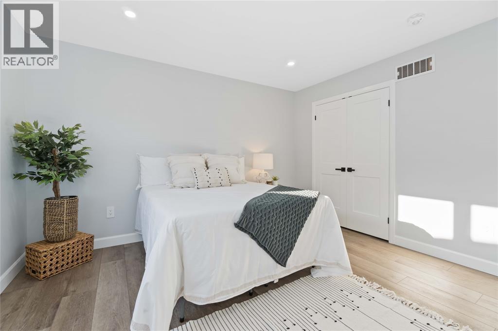 219 Essex Street, Sarnia, ON - Indoor Photo Showing Bedroom
