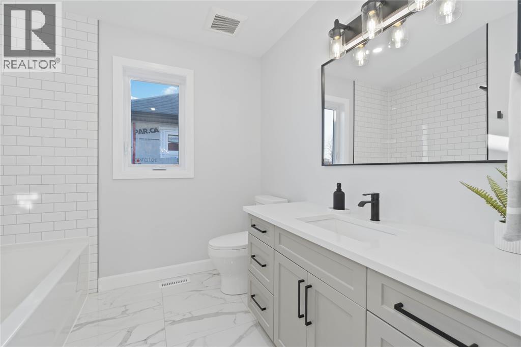 219 Essex Street, Sarnia, ON - Indoor Photo Showing Bathroom