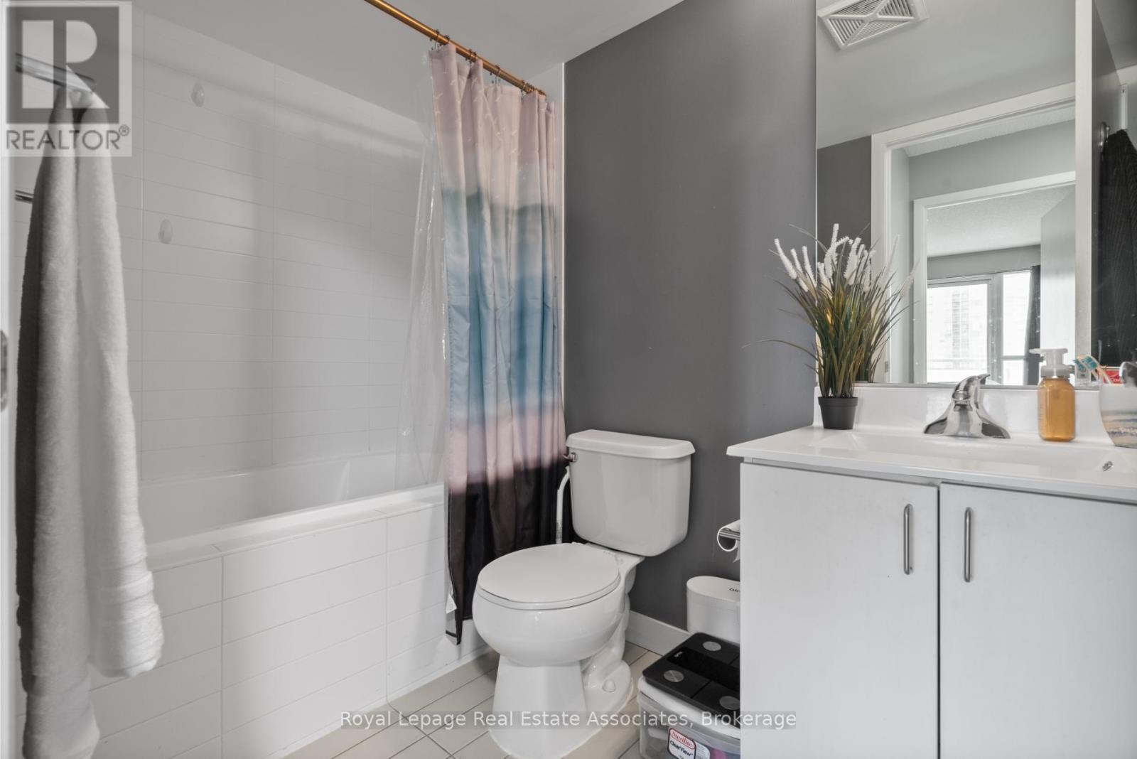 1601 - 155 Legion Road N, Toronto, ON - Indoor Photo Showing Bathroom