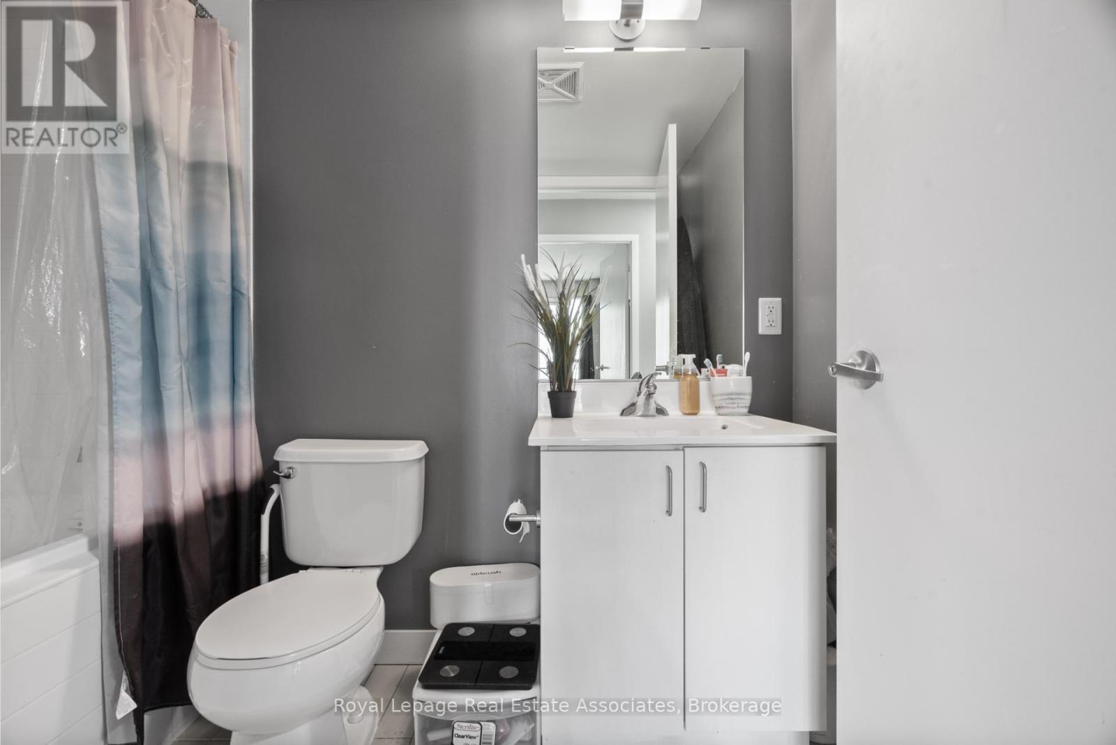 1601 - 155 Legion Road N, Toronto, ON - Indoor Photo Showing Bathroom