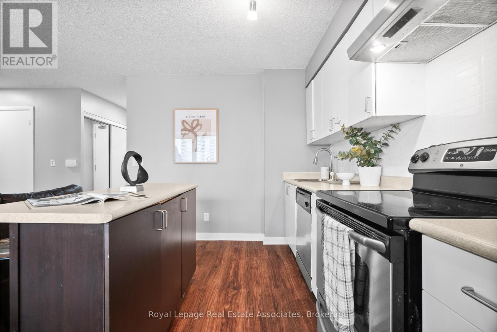 1601 - 155 Legion Road N, Toronto, ON - Indoor Photo Showing Kitchen