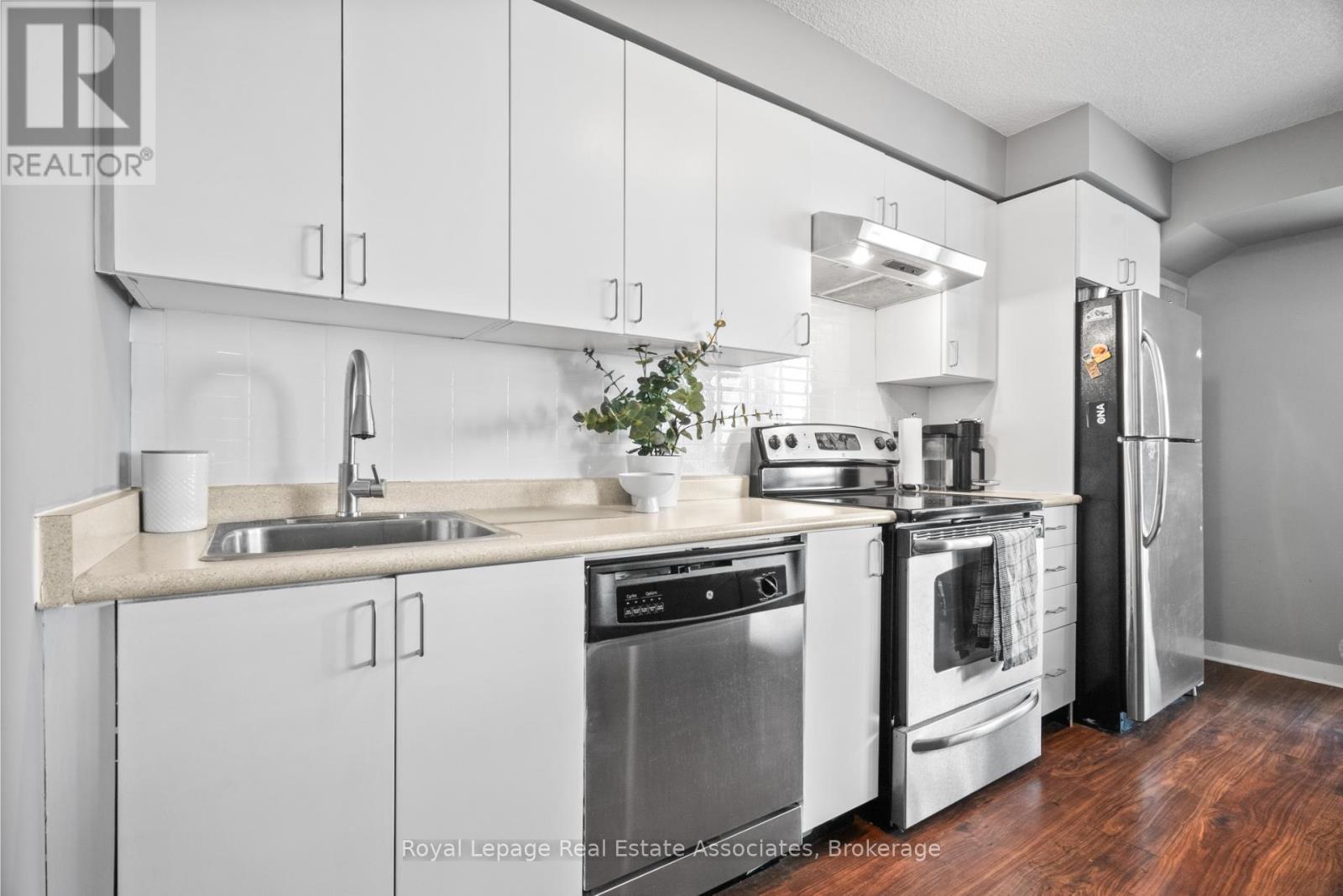 1601 - 155 Legion Road N, Toronto, ON - Indoor Photo Showing Kitchen