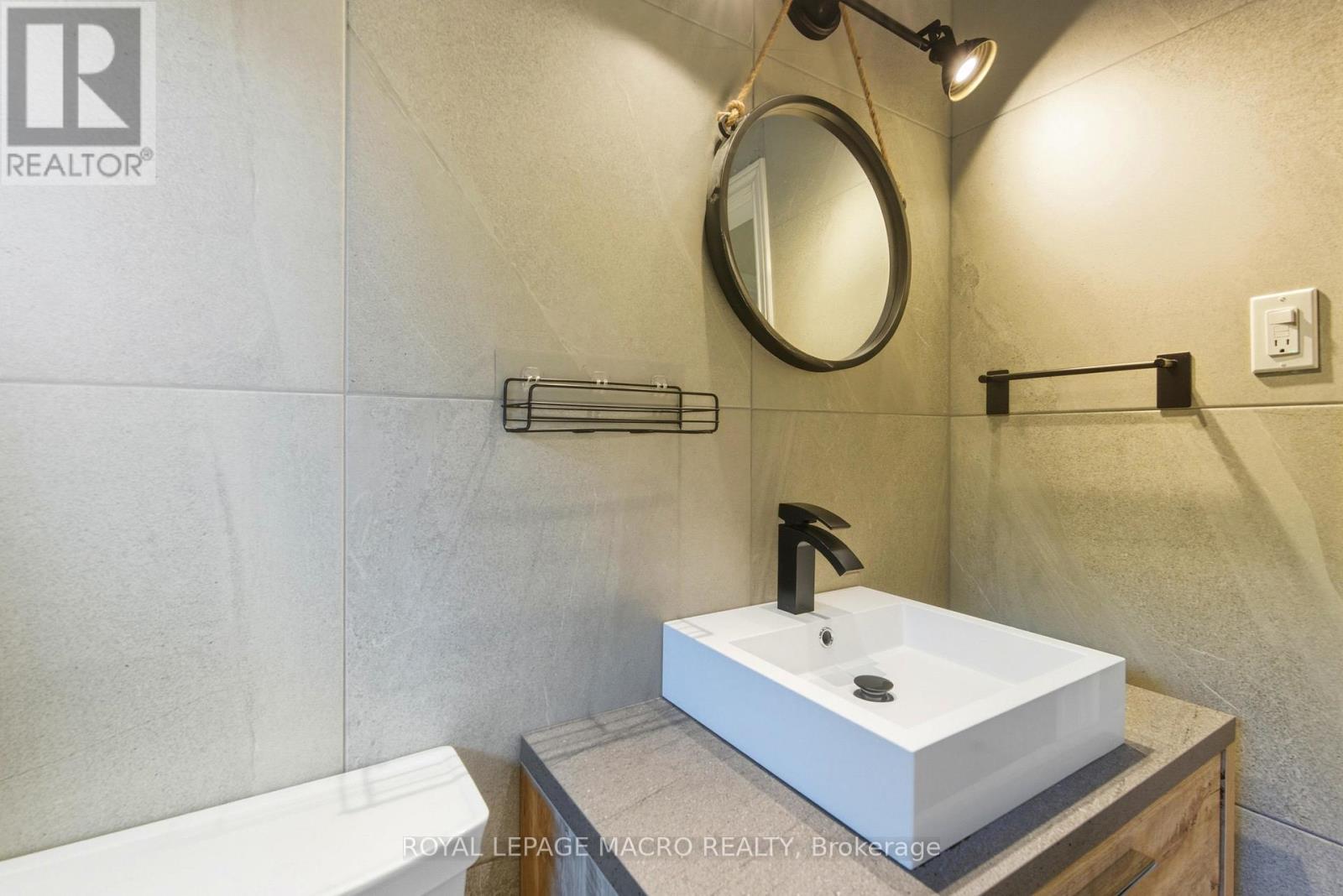 17 Carmen Avenue, Hamilton, ON - Indoor Photo Showing Bathroom
