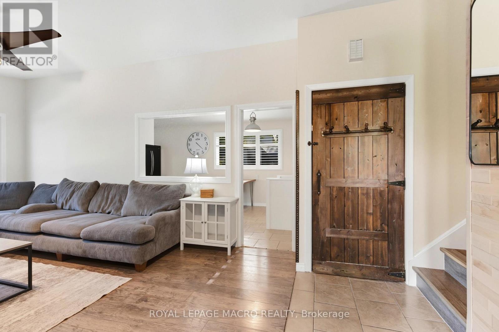 17 Carmen Avenue, Hamilton, ON - Indoor Photo Showing Living Room