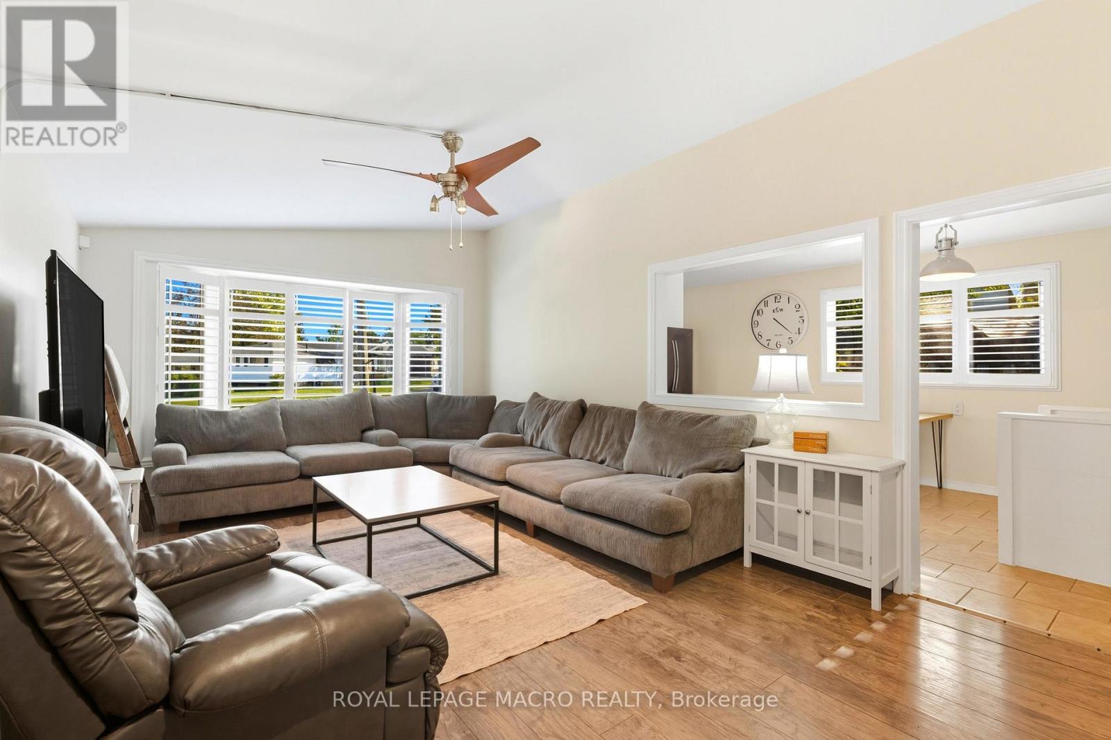 17 Carmen Avenue, Hamilton, ON - Indoor Photo Showing Living Room