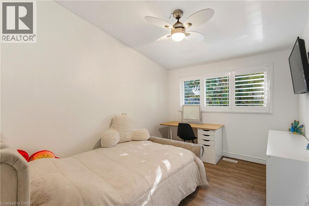 17 Carmen Avenue, Hamilton, ON - Indoor Photo Showing Bedroom