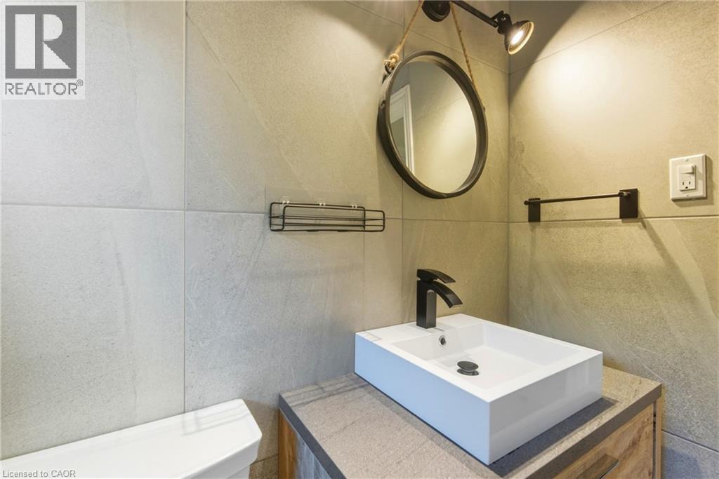 17 Carmen Avenue, Hamilton, ON - Indoor Photo Showing Bathroom