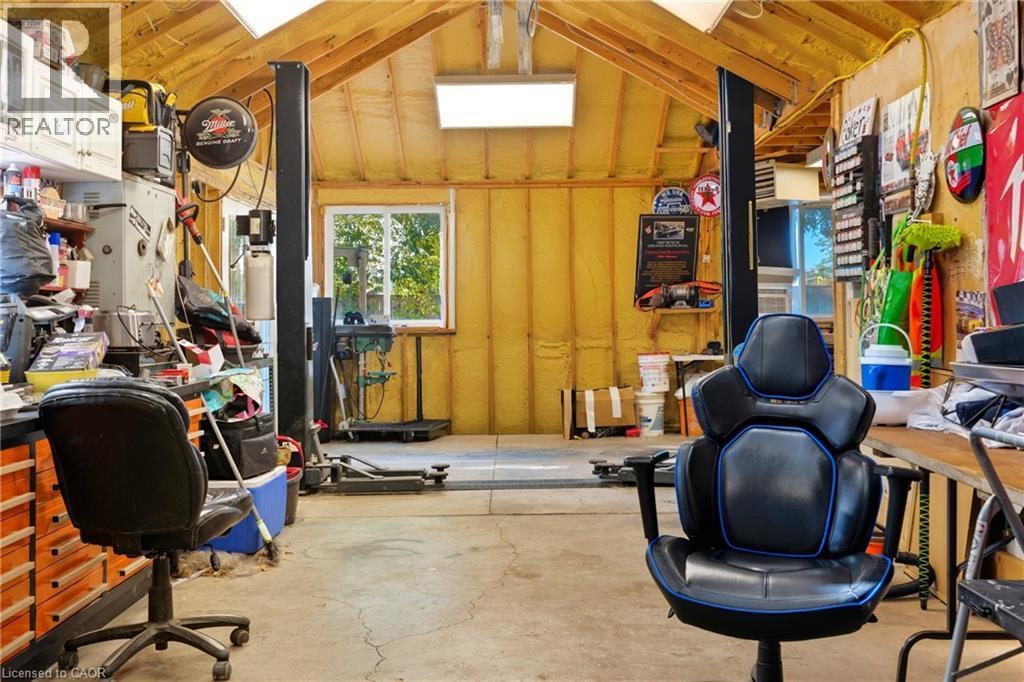 Office with concrete floors and lofted ceiling - 17 Carmen Avenue, Hamilton, ON - Indoor