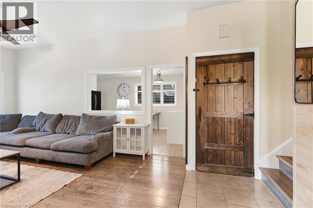 17 Carmen Avenue, Hamilton, ON - Indoor Photo Showing Living Room