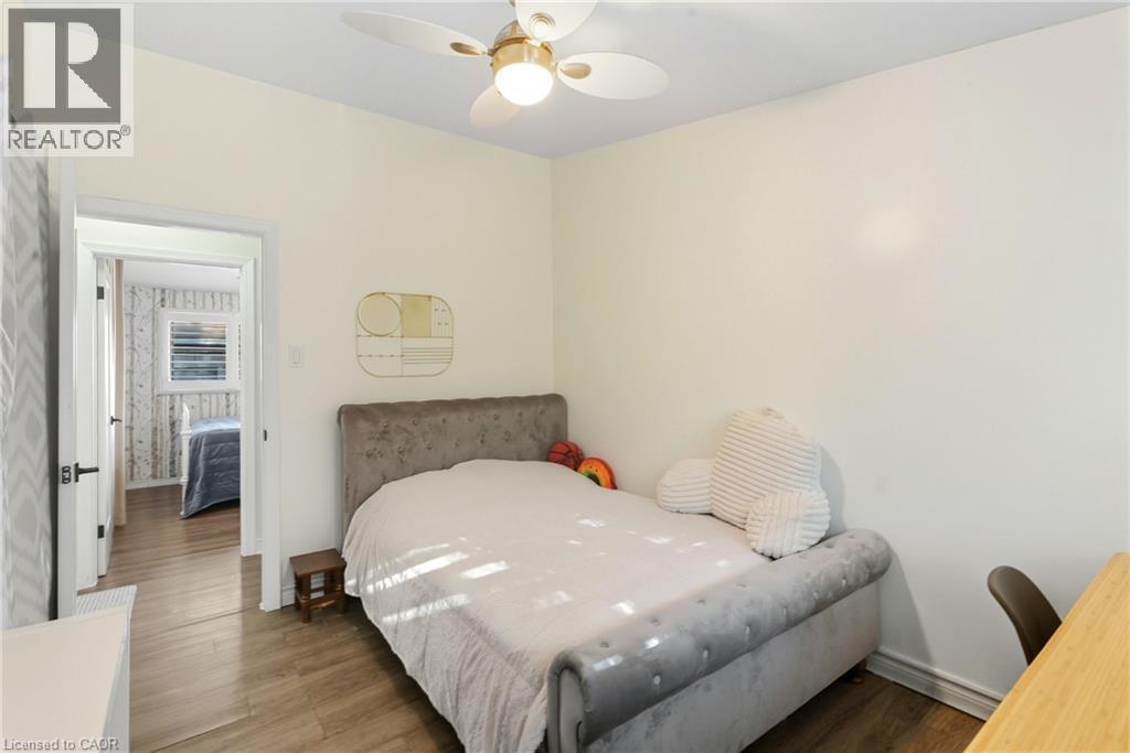 17 Carmen Avenue, Hamilton, ON - Indoor Photo Showing Bedroom