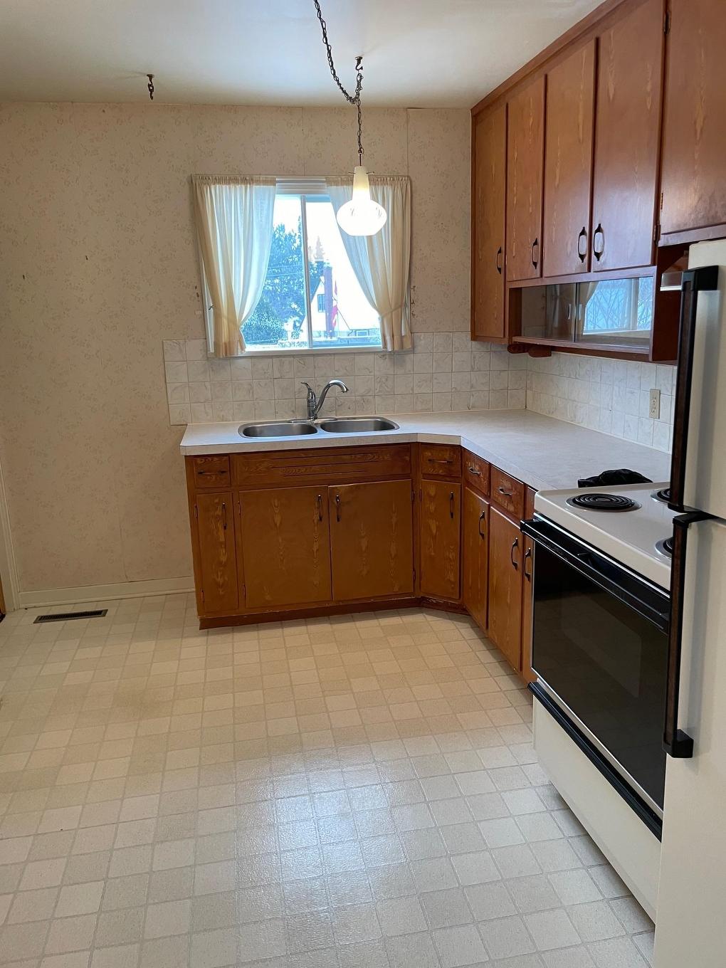 257 Arundel Street, Thunder Bay, ON - Indoor Photo Showing Kitchen With Double Sink