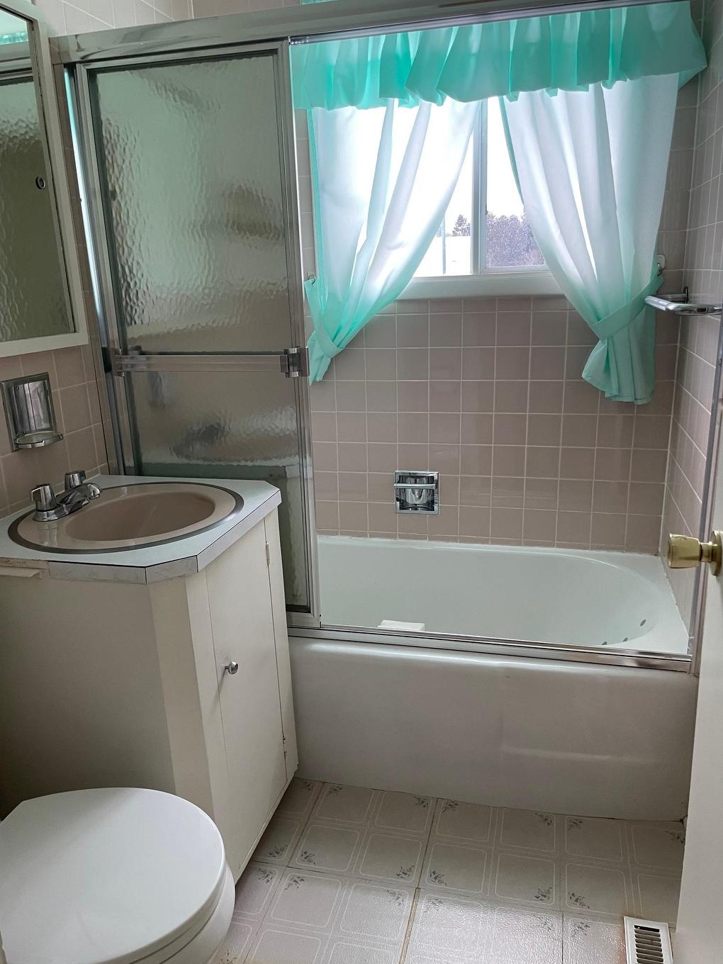 257 Arundel Street, Thunder Bay, ON - Indoor Photo Showing Bathroom