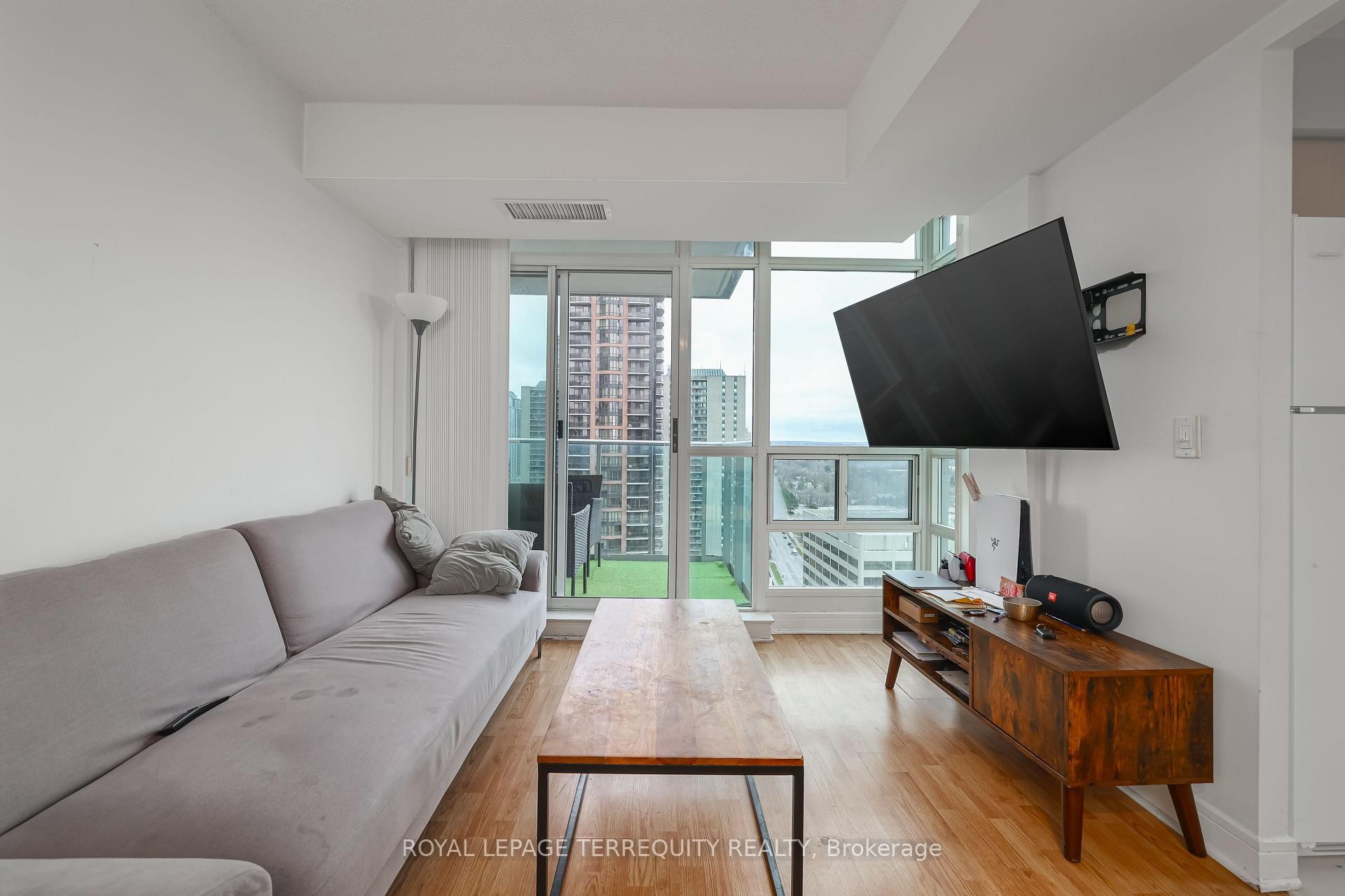 2306-35 Bales Avenue, Toronto, ON - Indoor Photo Showing Living Room
