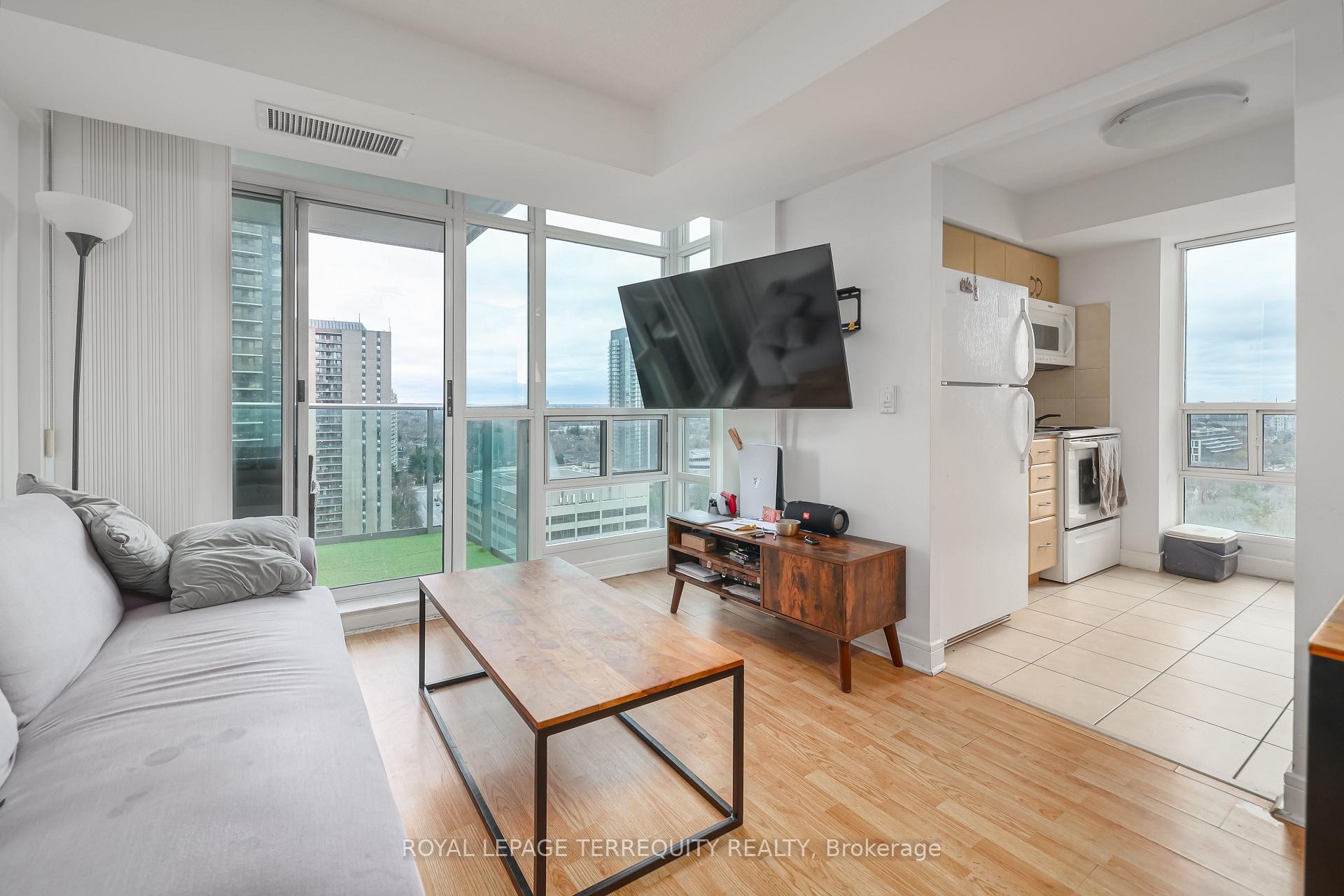 2306-35 Bales Avenue, Toronto, ON - Indoor Photo Showing Living Room