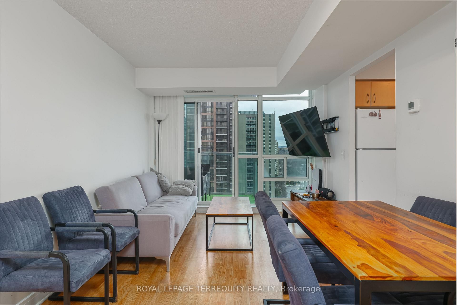 2306-35 Bales Avenue, Toronto, ON - Indoor Photo Showing Living Room
