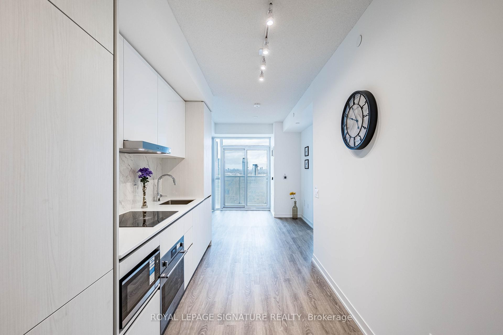 3007-8 Interchange Way, Vaughan, ON - Indoor Photo Showing Kitchen