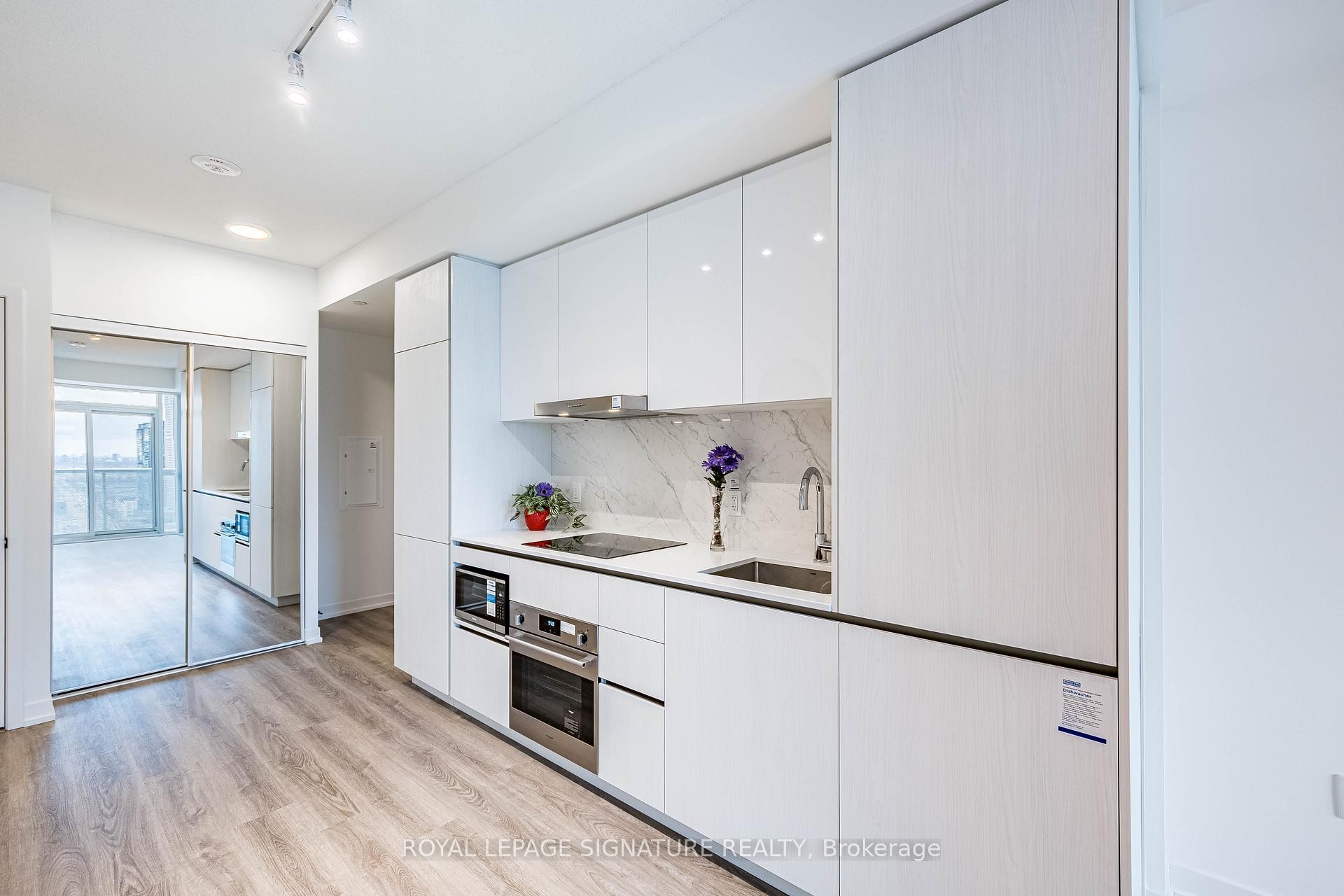 3007-8 Interchange Way, Vaughan, ON - Indoor Photo Showing Kitchen