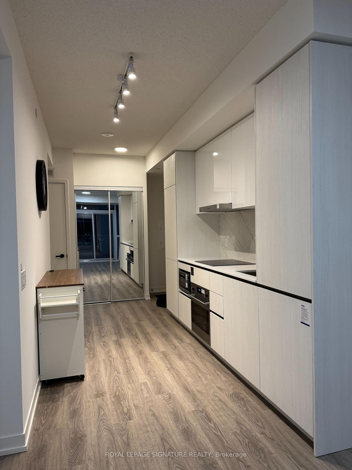 3007-8 Interchange Way, Vaughan, ON - Indoor Photo Showing Kitchen