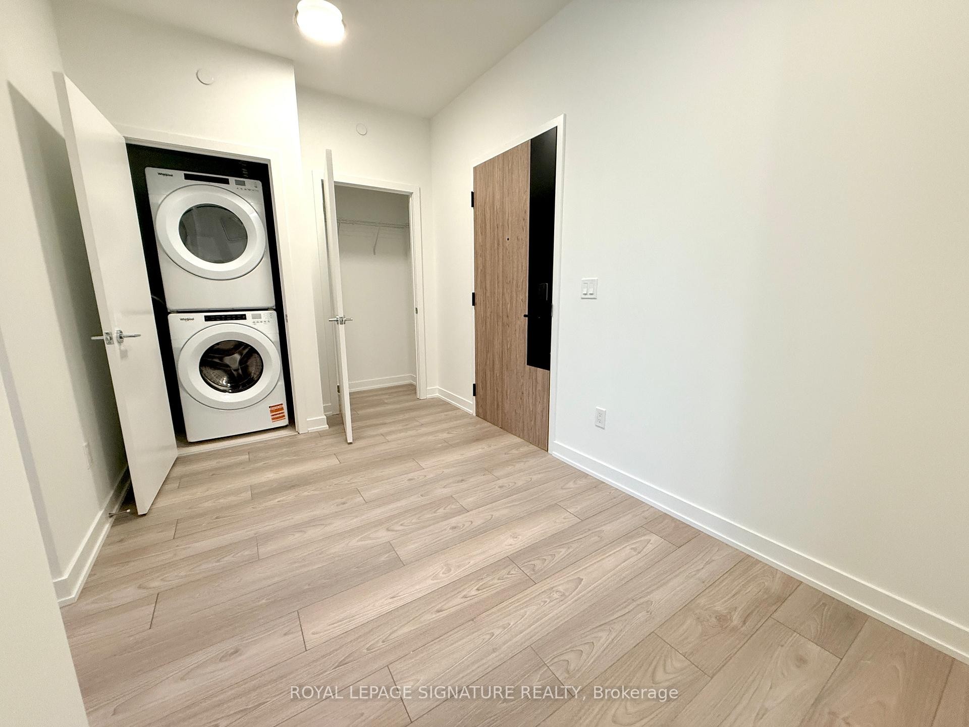 705-1007 The Queensway N/A, Toronto, ON - Indoor Photo Showing Laundry Room