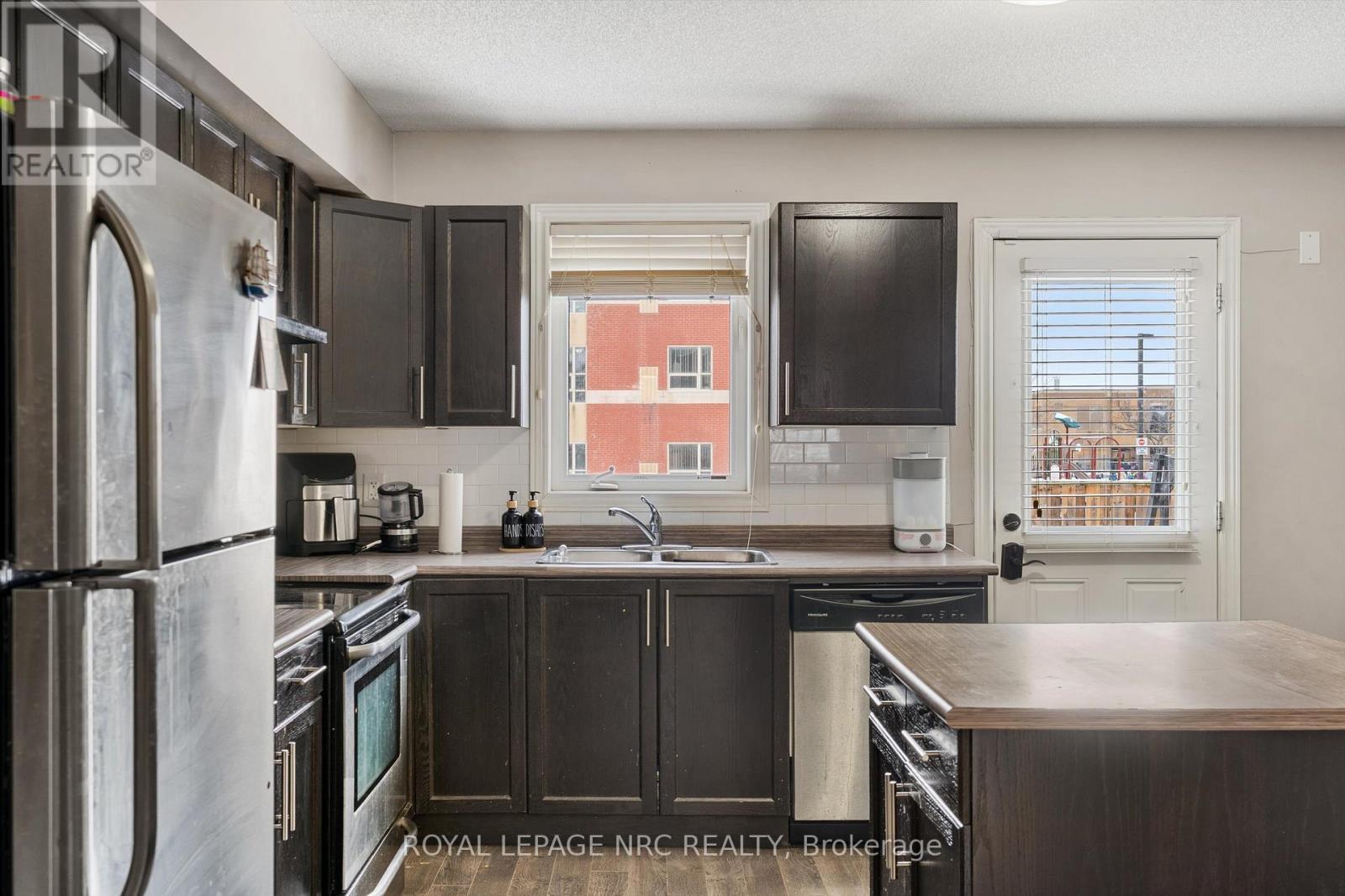 6 - 6118 Kelsey Crescent, Niagara Falls (Forestview), ON - Indoor Photo Showing Kitchen With Double Sink