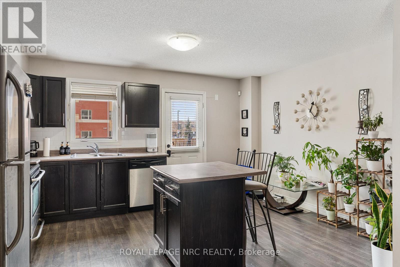 6 - 6118 Kelsey Crescent, Niagara Falls (Forestview), ON - Indoor Photo Showing Kitchen With Double Sink