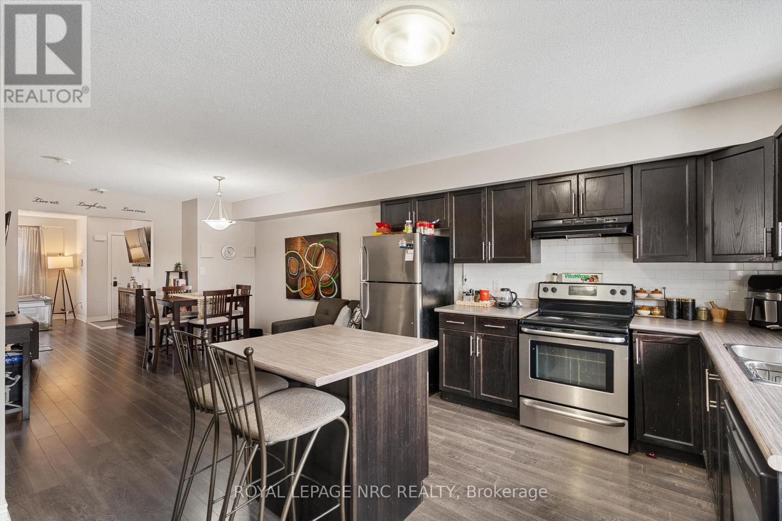 6 - 6118 Kelsey Crescent, Niagara Falls (Forestview), ON - Indoor Photo Showing Kitchen With Double Sink With Upgraded Kitchen