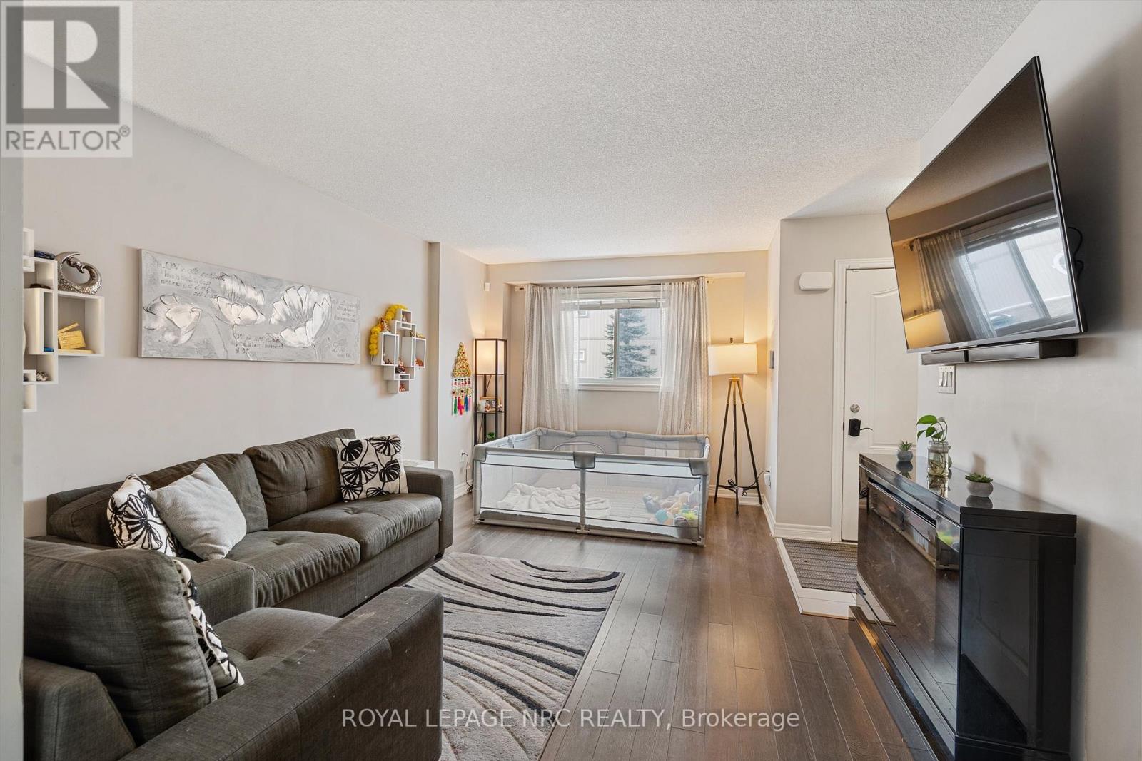 6 - 6118 Kelsey Crescent, Niagara Falls (Forestview), ON - Indoor Photo Showing Living Room