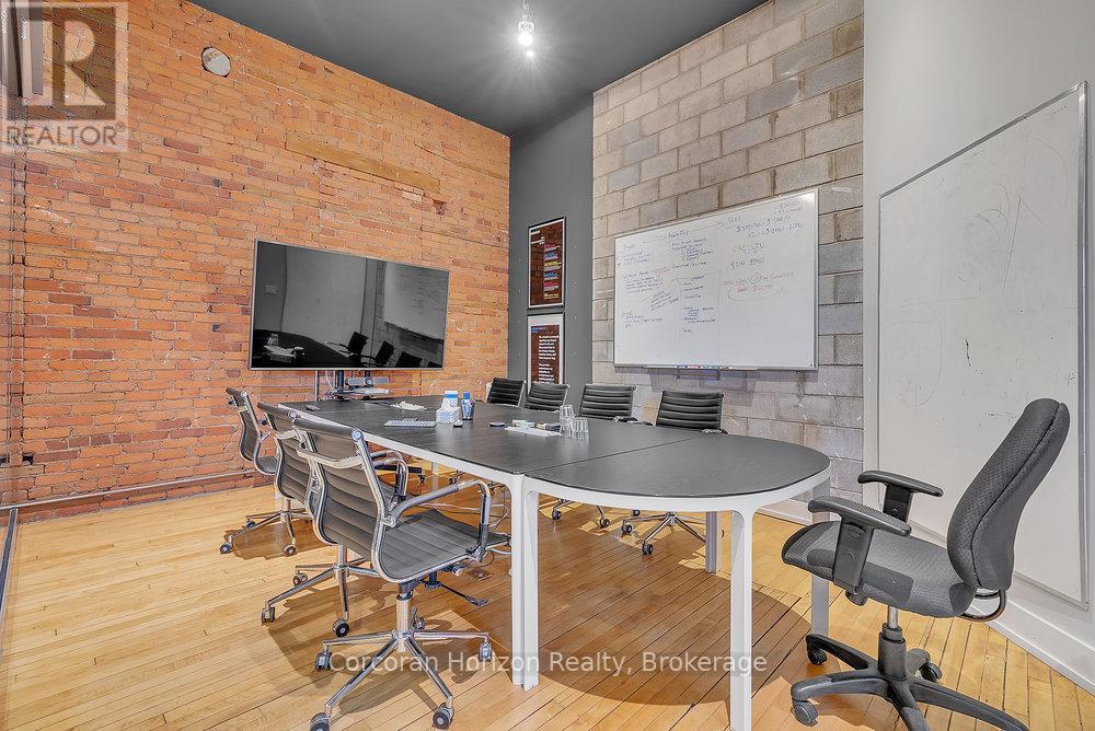 300 - 41 King William Street, Hamilton (Beasley), ON