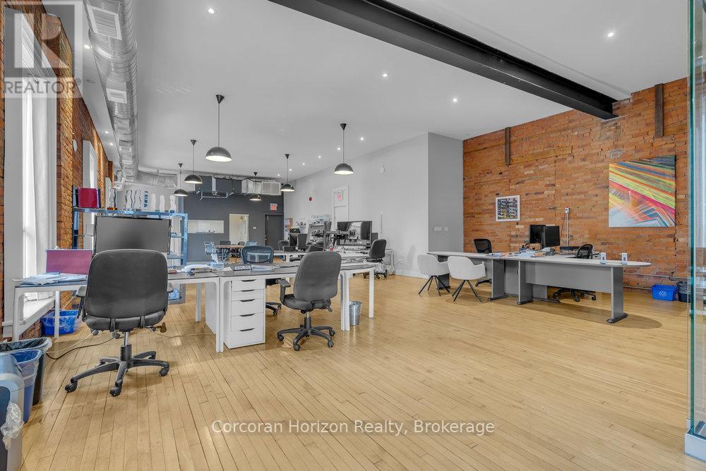 300 - 41 King William Street, Hamilton (Beasley), ON