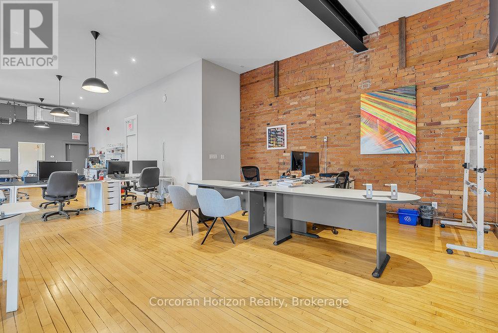 300 - 41 King William Street, Hamilton (Beasley), ON