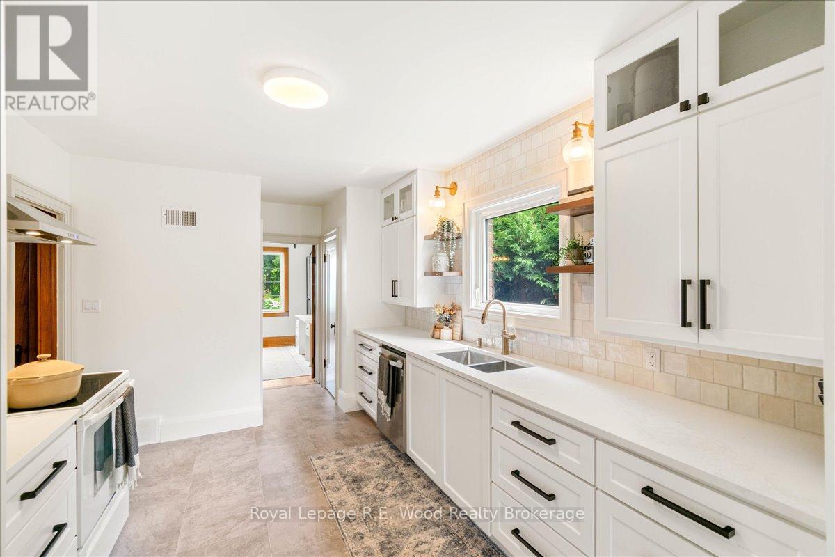 15 Mckenzie Street, Tillsonburg, ON - Indoor Photo Showing Kitchen With Double Sink