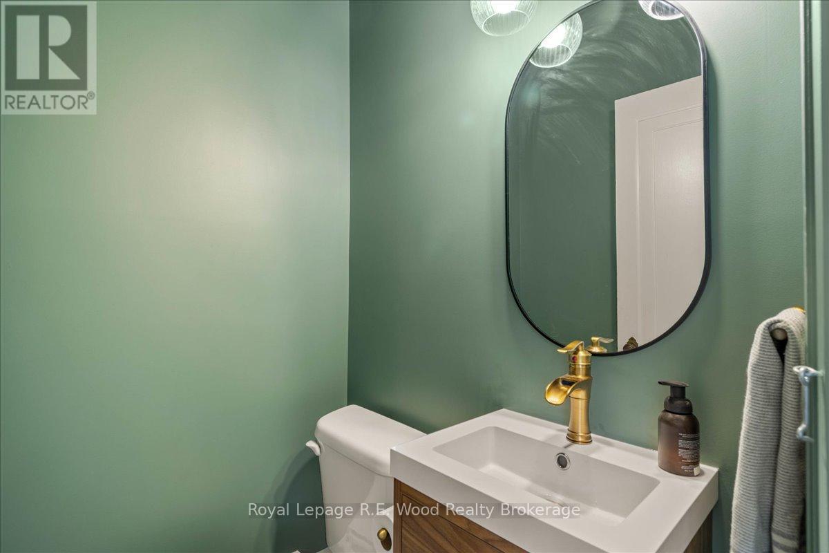 15 Mckenzie Street, Tillsonburg, ON - Indoor Photo Showing Bathroom