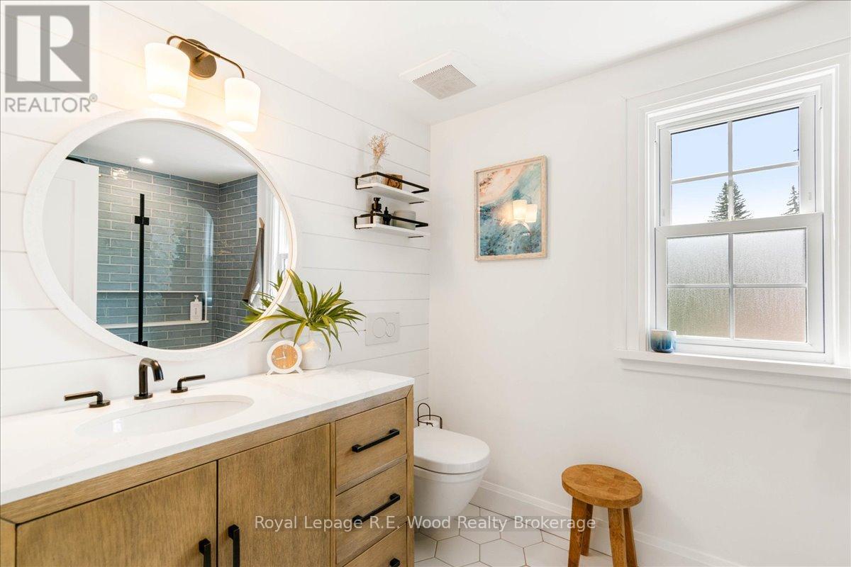 15 Mckenzie Street, Tillsonburg, ON - Indoor Photo Showing Bathroom